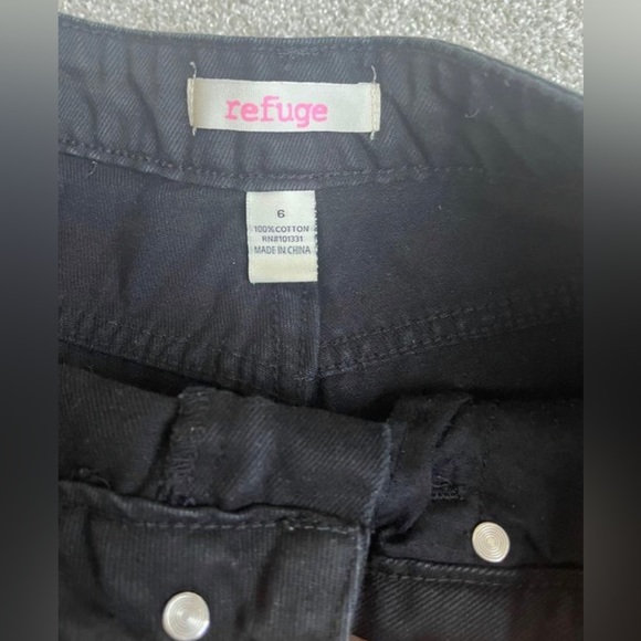 Refuge Black Cutoff Jean Shorts - Picture 4 of 4